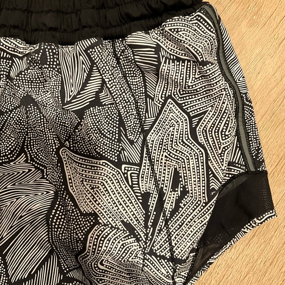 Lululemon Athletica Shorts- Size 12 - Picture 4 of 5